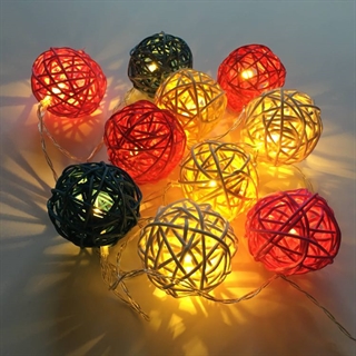 LED lyskæde med rattan kugler i forskellige farver